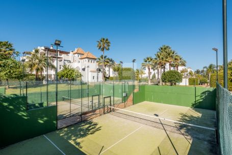 ESPECTACULAR SEMIATICO DE 3 DORMITORIOS EN EL POLO DE SOTOGRANDE