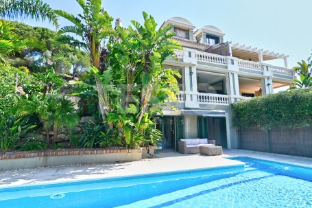 SCHÖNES RENOVIERTES DOPPELHAUS ZU VERKAUFEN IN SOTOGOLF, SOTOGRANDE ALTO