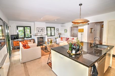 SCHÖNES RENOVIERTES DOPPELHAUS ZU VERKAUFEN IN SOTOGOLF, SOTOGRANDE ALTO