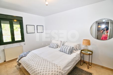 SCHÖNES RENOVIERTES DOPPELHAUS ZU VERKAUFEN IN SOTOGOLF, SOTOGRANDE ALTO