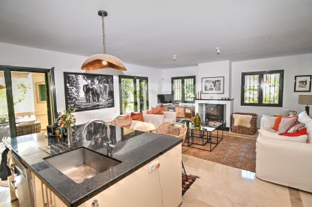 SCHÖNES RENOVIERTES DOPPELHAUS ZU VERKAUFEN IN SOTOGOLF, SOTOGRANDE ALTO