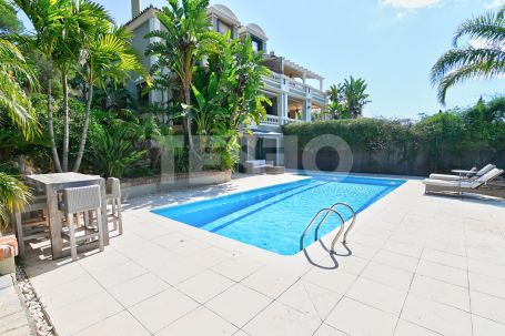 SCHÖNES RENOVIERTES DOPPELHAUS ZU VERKAUFEN IN SOTOGOLF, SOTOGRANDE ALTO