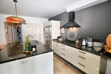 SCHÖNES RENOVIERTES DOPPELHAUS ZU VERKAUFEN IN SOTOGOLF, SOTOGRANDE ALTO