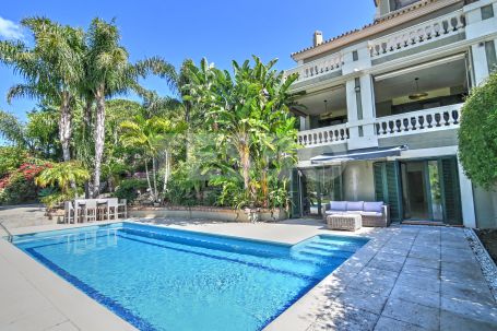 SCHÖNES RENOVIERTES DOPPELHAUS ZU VERKAUFEN IN SOTOGOLF, SOTOGRANDE ALTO