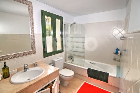 SCHÖNES RENOVIERTES DOPPELHAUS ZU VERKAUFEN IN SOTOGOLF, SOTOGRANDE ALTO