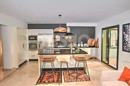 SCHÖNES RENOVIERTES DOPPELHAUS ZU VERKAUFEN IN SOTOGOLF, SOTOGRANDE ALTO