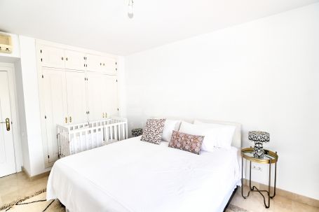 SCHÖNES RENOVIERTES DOPPELHAUS ZU VERKAUFEN IN SOTOGOLF, SOTOGRANDE ALTO