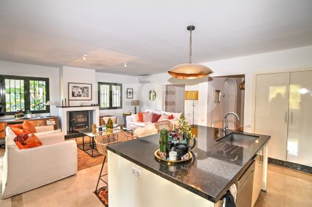 SCHÖNES RENOVIERTES DOPPELHAUS ZU VERKAUFEN IN SOTOGOLF, SOTOGRANDE ALTO