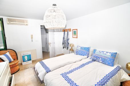 SCHÖNES RENOVIERTES DOPPELHAUS ZU VERKAUFEN IN SOTOGOLF, SOTOGRANDE ALTO