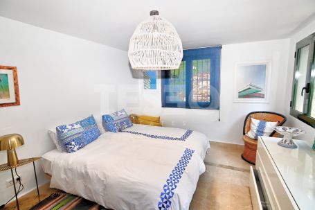SCHÖNES RENOVIERTES DOPPELHAUS ZU VERKAUFEN IN SOTOGOLF, SOTOGRANDE ALTO