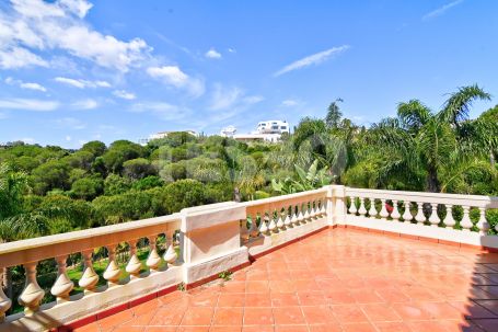 SCHÖNES RENOVIERTES DOPPELHAUS ZU VERKAUFEN IN SOTOGOLF, SOTOGRANDE ALTO