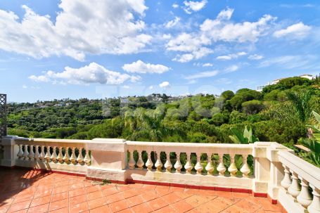 SCHÖNES RENOVIERTES DOPPELHAUS ZU VERKAUFEN IN SOTOGOLF, SOTOGRANDE ALTO