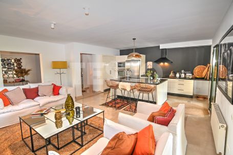 SCHÖNES RENOVIERTES DOPPELHAUS ZU VERKAUFEN IN SOTOGOLF, SOTOGRANDE ALTO