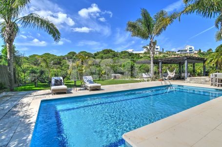 SCHÖNES RENOVIERTES DOPPELHAUS ZU VERKAUFEN IN SOTOGOLF, SOTOGRANDE ALTO