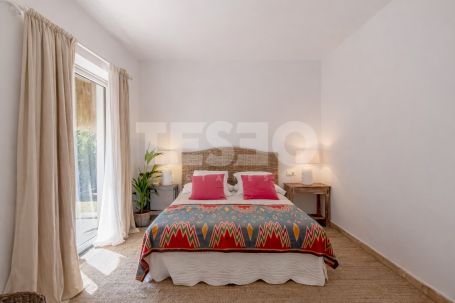 Schönes und kleines Dorf in der renommierten B Zone von Sotogrande Costa.