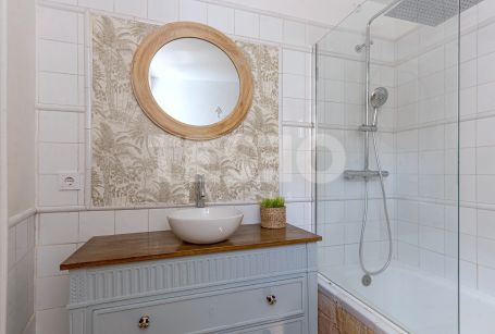 Schönes und kleines Dorf in der renommierten B Zone von Sotogrande Costa.