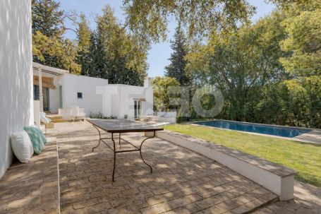 Schönes und kleines Dorf in der renommierten B Zone von Sotogrande Costa.