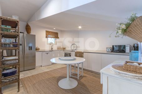 Schönes und kleines Dorf in der renommierten B Zone von Sotogrande Costa.