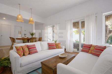 Schönes und kleines Dorf in der renommierten B Zone von Sotogrande Costa.