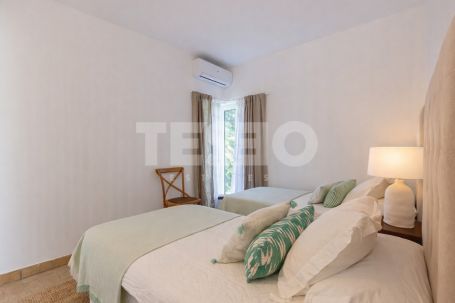 Schönes und kleines Dorf in der renommierten B Zone von Sotogrande Costa.