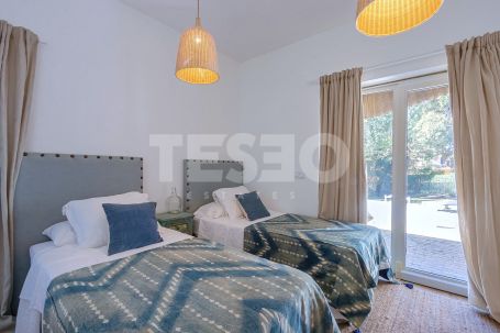 Schönes und kleines Dorf in der renommierten B Zone von Sotogrande Costa.