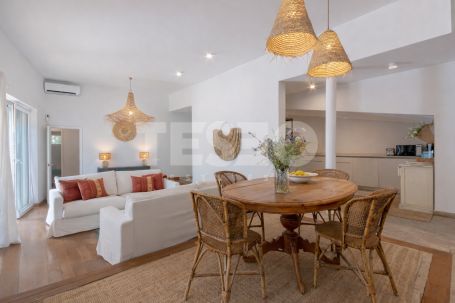 Schönes und kleines Dorf in der renommierten B Zone von Sotogrande Costa.