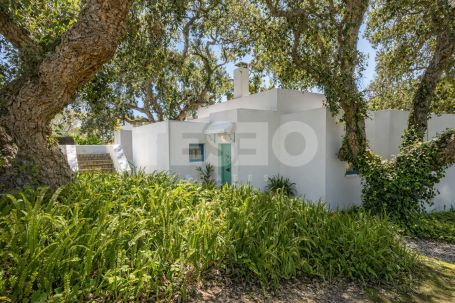 Schönes und kleines Dorf in der renommierten B Zone von Sotogrande Costa.