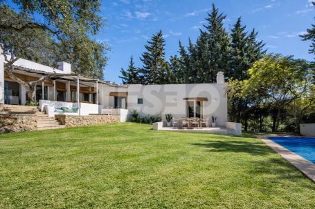 Schönes und kleines Dorf in der renommierten B Zone von Sotogrande Costa.