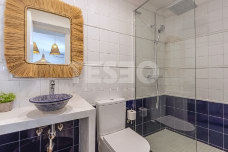 Schönes und kleines Dorf in der renommierten B Zone von Sotogrande Costa.