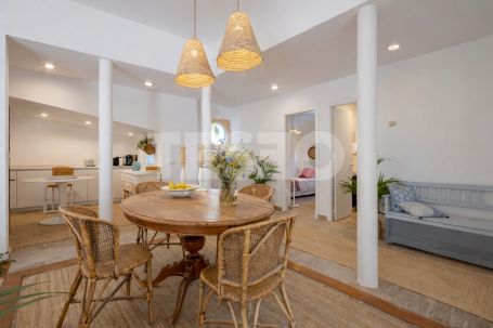 Schönes und kleines Dorf in der renommierten B Zone von Sotogrande Costa.