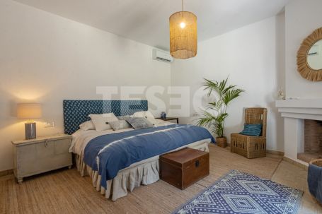 Schönes und kleines Dorf in der renommierten B Zone von Sotogrande Costa.