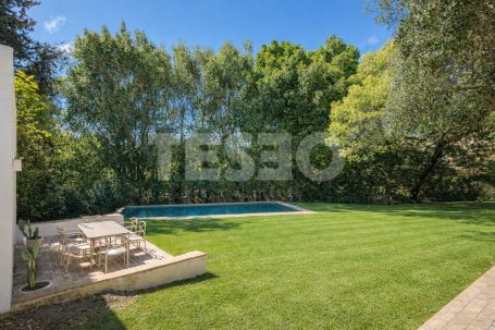 Schönes und kleines Dorf in der renommierten B Zone von Sotogrande Costa.