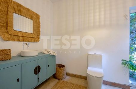 Schönes und kleines Dorf in der renommierten B Zone von Sotogrande Costa.