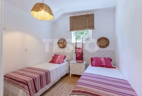 Schönes und kleines Dorf in der renommierten B Zone von Sotogrande Costa.