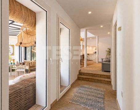 Schönes und kleines Dorf in der renommierten B Zone von Sotogrande Costa.