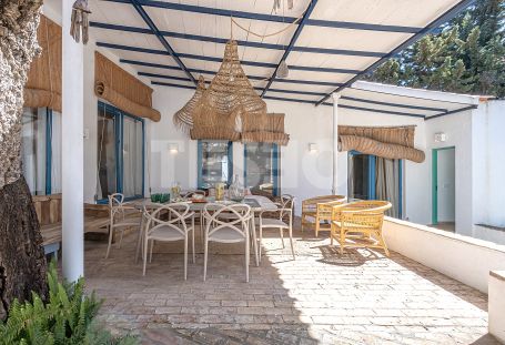 Schönes und kleines Dorf in der renommierten B Zone von Sotogrande Costa.