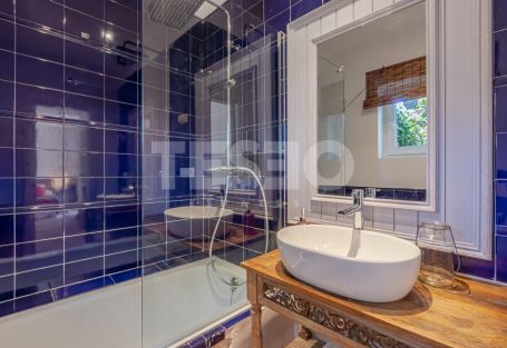 Schönes und kleines Dorf in der renommierten B Zone von Sotogrande Costa.