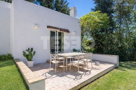 Schönes und kleines Dorf in der renommierten B Zone von Sotogrande Costa.