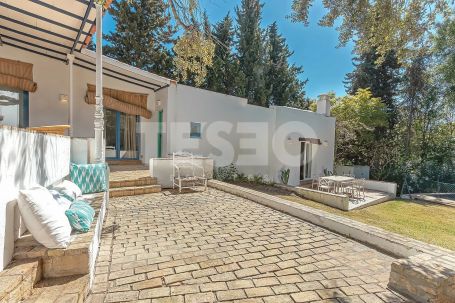 Schönes und kleines Dorf in der renommierten B Zone von Sotogrande Costa.