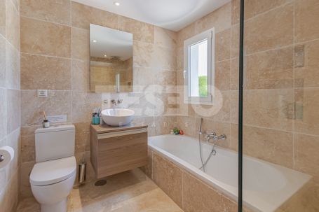 Villa à louer en Reyes y Reinas, Sotogrande Costa