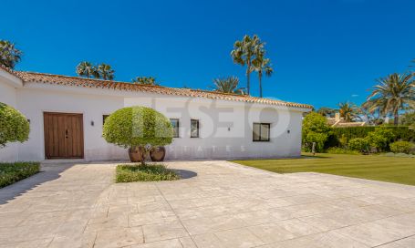 Villa à louer en Reyes y Reinas, Sotogrande Costa