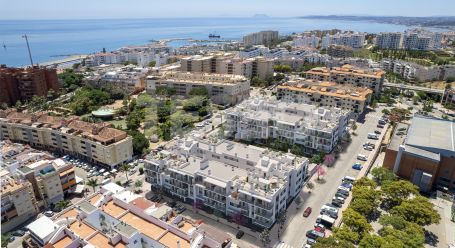 Appartement Neuf de 2 Chambres au Centre d'Estepona avec Terrasse et Garage Privé
