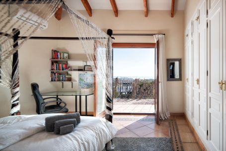 Exclusiva villa de lujo con vistas panorámicas en Estepona Golf