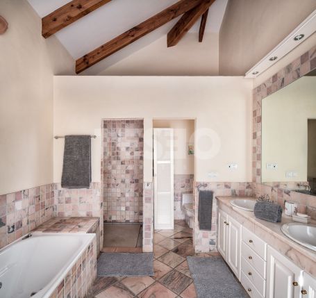Exclusiva villa de lujo con vistas panorámicas en Estepona Golf