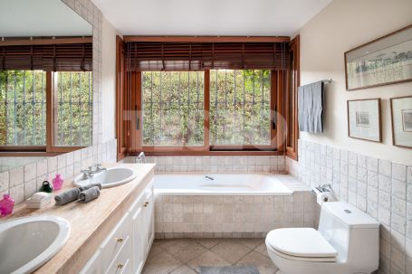 Exclusiva villa de lujo con vistas panorámicas en Estepona Golf