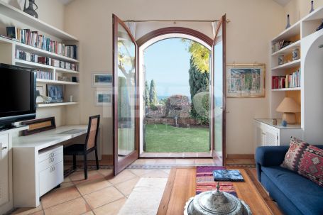 Exclusiva villa de lujo con vistas panorámicas en Estepona Golf