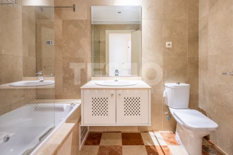 Elegant 2-bedroom, 2-bathroom apartment in Sotogrande Marina, featuring a spacious terrace, southwest orientation and just a few meters from the beach.