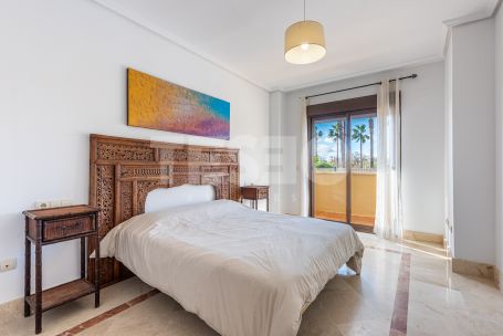 Elegant 2-bedroom, 2-bathroom apartment in Sotogrande Marina, featuring a spacious terrace, southwest orientation and just a few meters from the beach.