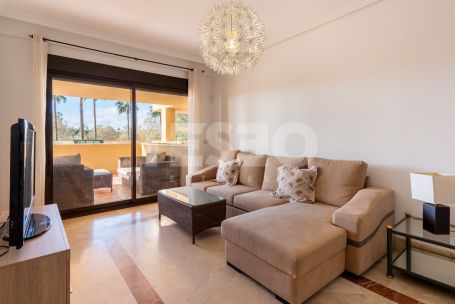 Elegant 2-bedroom, 2-bathroom apartment in Sotogrande Marina, featuring a spacious terrace, southwest orientation and just a few meters from the beach.