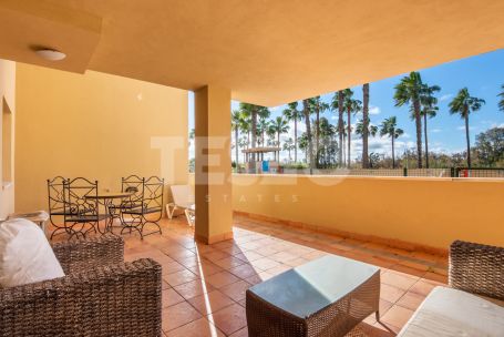 Elegant 2-bedroom, 2-bathroom apartment in Sotogrande Marina, featuring a spacious terrace, southwest orientation and just a few meters from the beach.